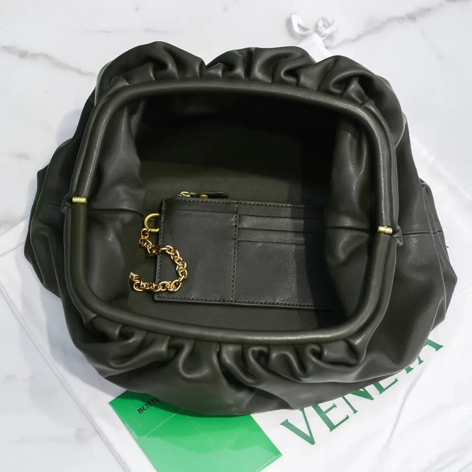 Batch 1660 Bottega Veneta cloud bag ☁️POUCH series original plain calfskin, super low-key and attractive, soft and casual, major Internet celebrity bloggers are crazy about calling it fashionable and classy, ​​lazy and intellectual Large size: 38x20x8.5cm (large cloud plain) dark green